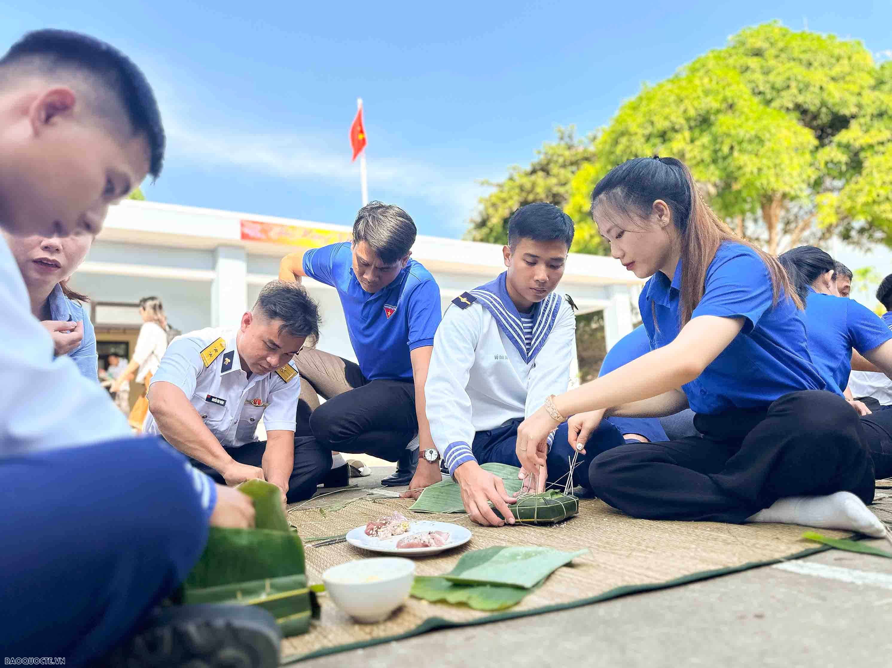 Gói bánh chưng, vui xuân đón Tết cùng cán bộ, chiến sĩ đảo Nam Du