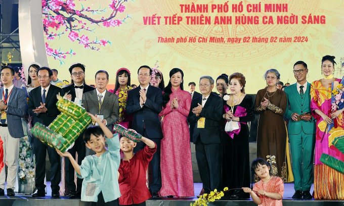 Chủ tịch nước và phu nhân với các nghệ sĩ tham gia biểu ở chương trình Xuân quê hương. Ảnh: TTX