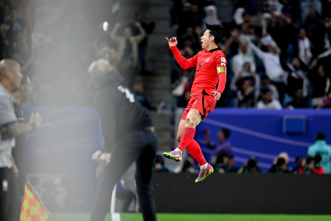 Son Heung-min (áo đỏ) ăn mừng bàn nâng tỷ số lên 2-1 cho Hàn Quốc trước Australia. Ảnh: AFC