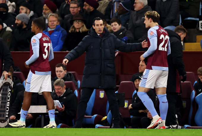 Unai Emery động viên các cầu thủ Aston Villa ở trận thua Newcastle 1-3. Ảnh: Reuters