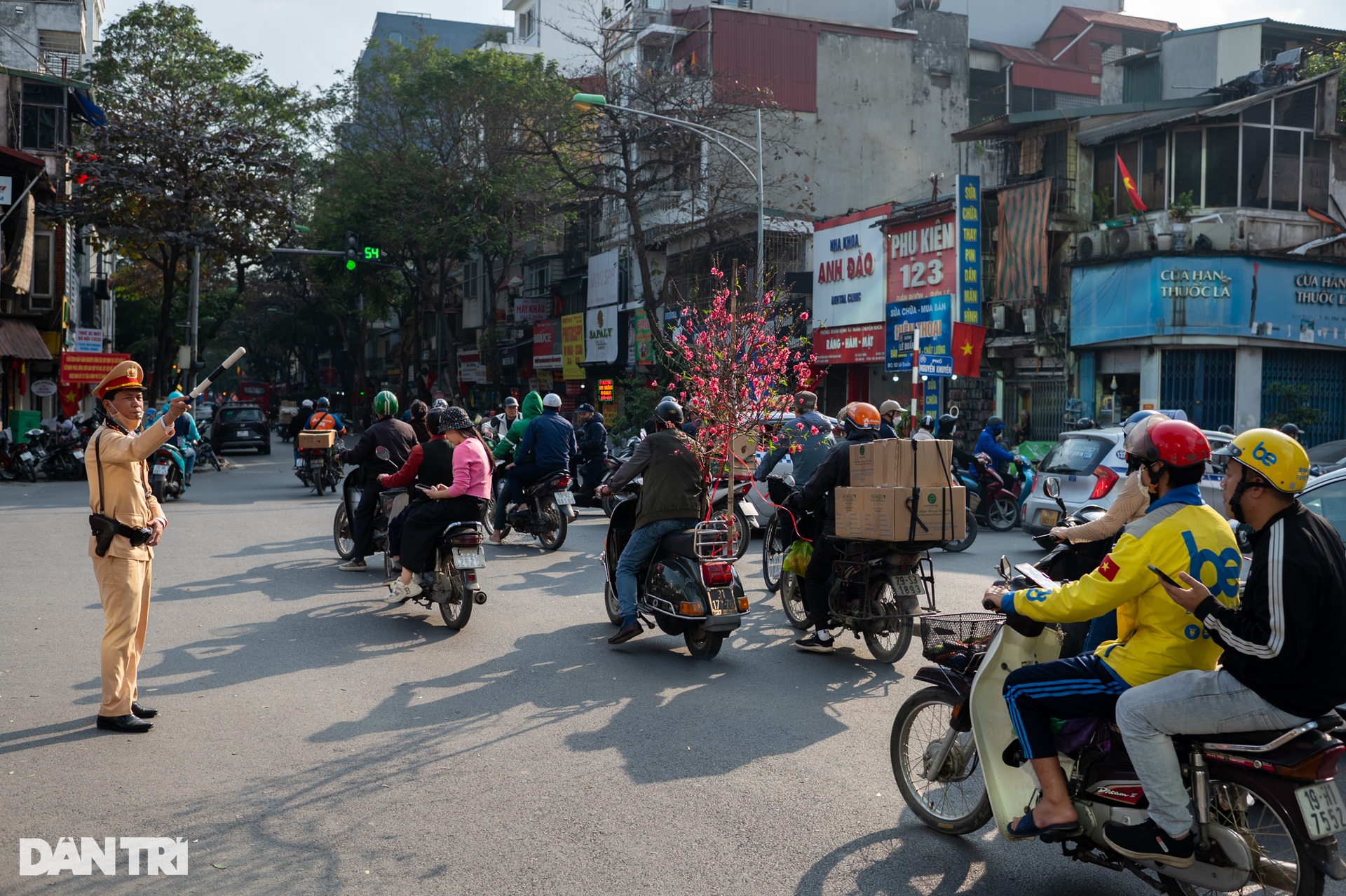 Nhiều tuyến đường nội thành Hà Nội ùn tắc những ngày giáp Tết - 13