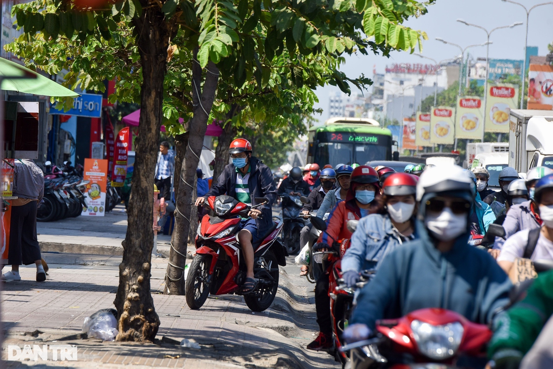 Người dân về quê ăn Tết sớm, sân bay Tân Sơn Nhất, cửa ngõ TPHCM kẹt cứng - 11