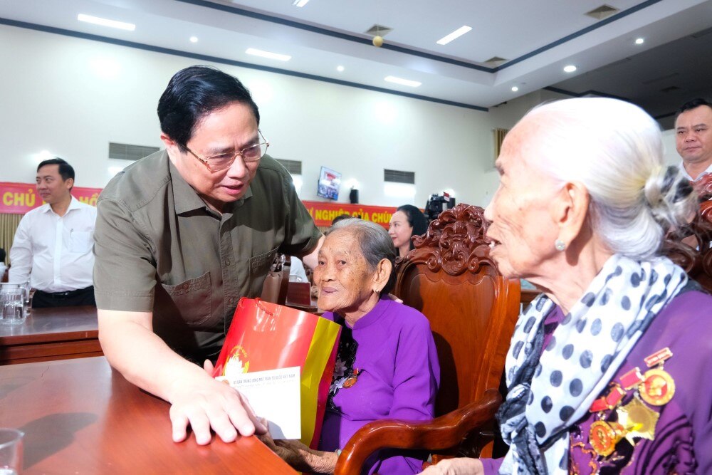 Thủ tướng Chính phủ Phạm Minh Chính trao quà Tết cho 2 mẹ Việt Nam anh hùng Nguyễn Thị Út Chót và Trần Thị Hai. Ảnh: Phong Linh.