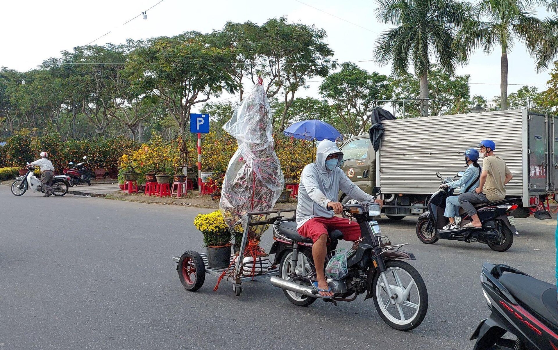 Chở hoa Tết kiếm tiền triệu mỗi ngày, tài xế tranh thủ cày ngày cày đêm - 2