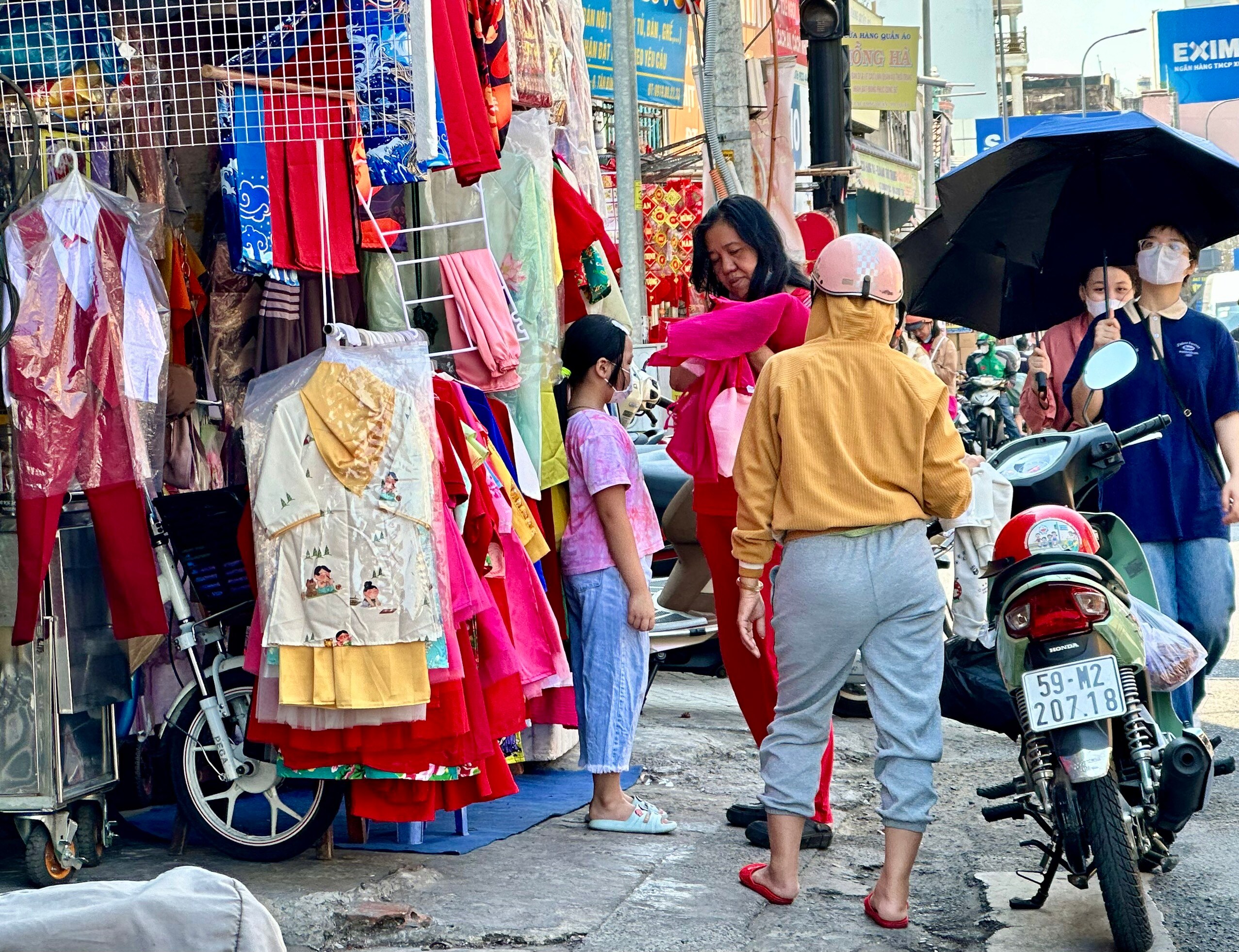 Ngược đời: Cận tết giỏ quà 'dội chợ', thời trang tràn xuống lề đường sale khủng- Ảnh 4.