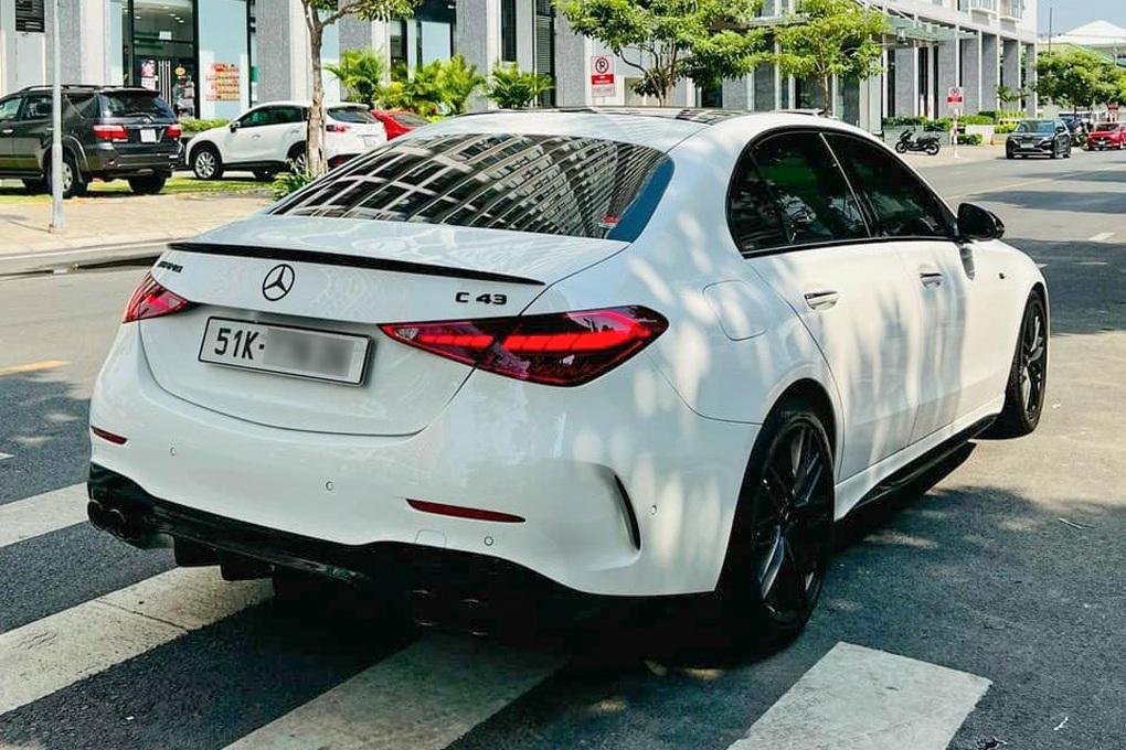 Mới chạy hơn 5.000km, Mercedes-AMG C 43 mất giá gần nửa tỷ đồng khi bán lại - 2