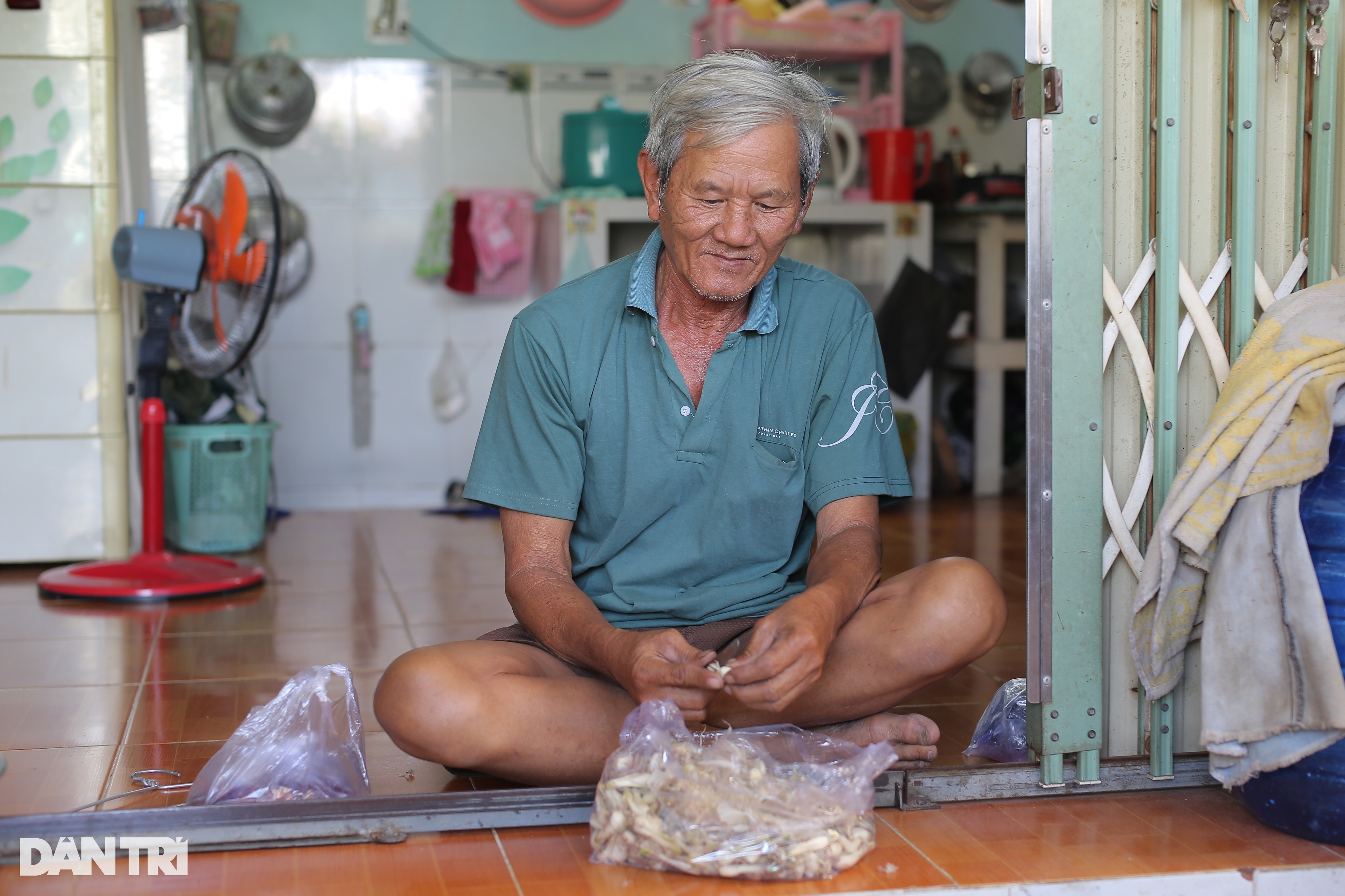 Công nhân ở lại TPHCM đón Tết: Năm nay vừa đủ ăn là mừng rồi - 2