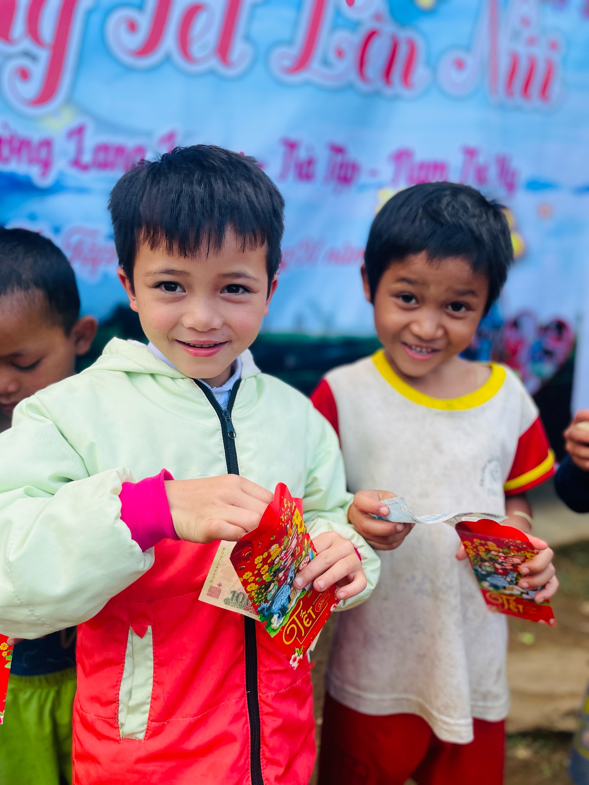 Hồ Hoàng Dương, lớp 2 điểm trường Lang Lương cười vui tíu tít khi nhận phong bao lì xì mừng tuổi