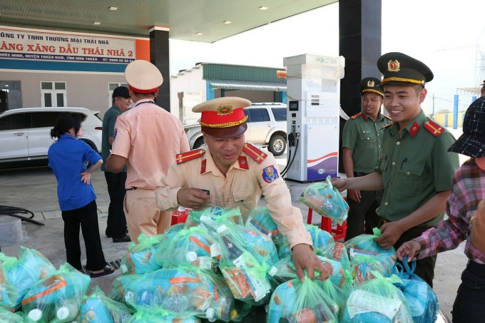 Các phần quà được CSGT và các cán bộ An ninh chuẩn bị sẵn bên Quốc lộ 1A qua huyện Thuận Nam, tỉnh Ninh Thuận. Ảnh: Phước Thiện