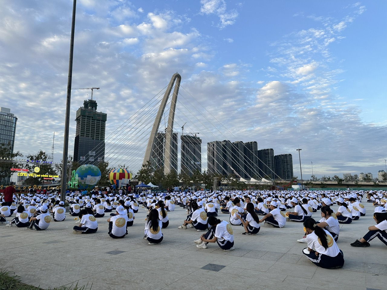 Hàng nghìn người nô nức ngắm vườn hoa hướng dương khoe sắc trong Công viên bờ sông Sài Gòn - Ảnh 6.