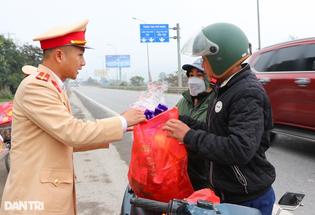 Món quà Tết bất ngờ của vợ chồng công nhân nghèo vượt nghìn cây số về quê - 3