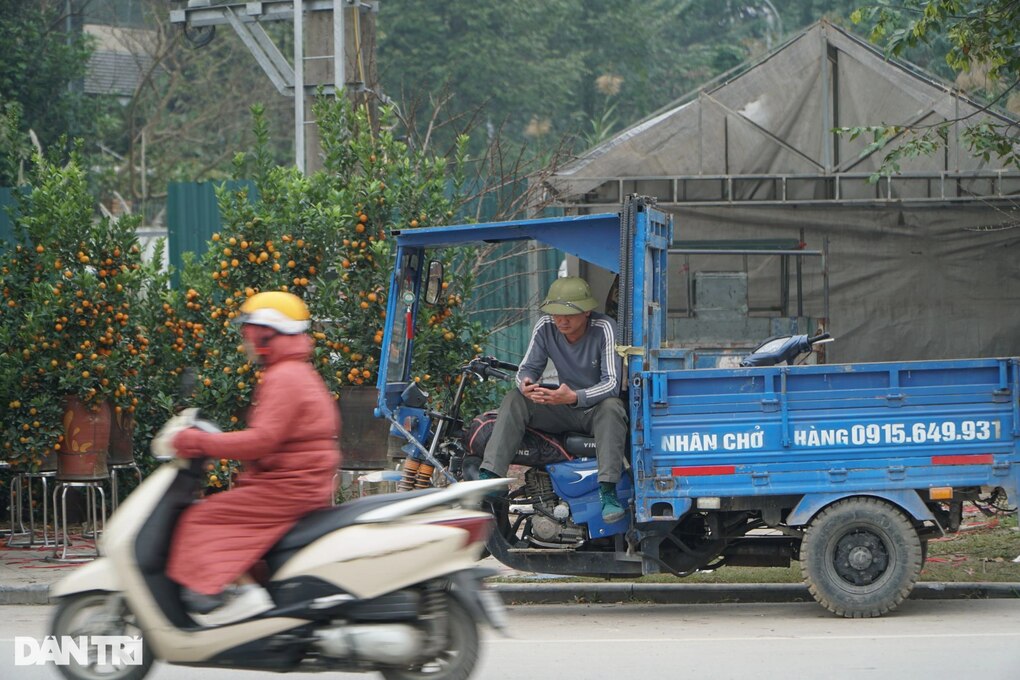 Thợ xây tranh thủ nhận mang xuân về nhà kiếm tiền triệu ngày cận Tết - 3