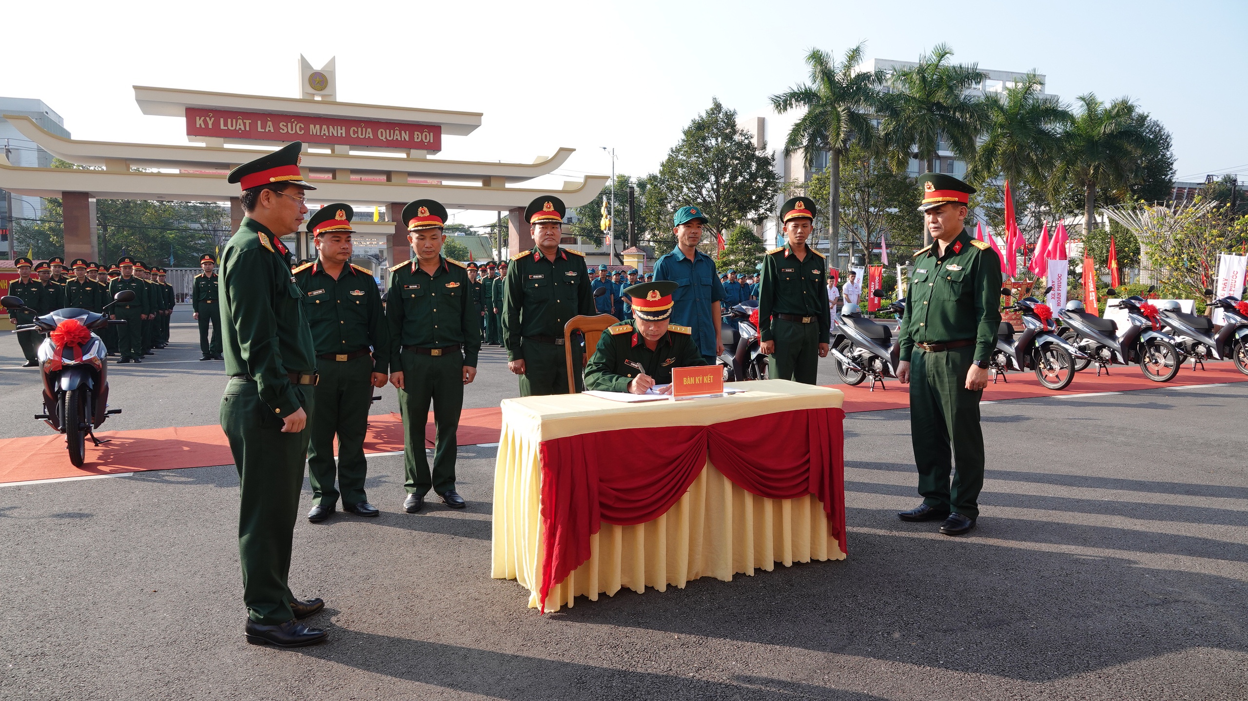 Trang bị mô tô cho lực lượng dân quân ở Quảng Ngãi- Ảnh 3.