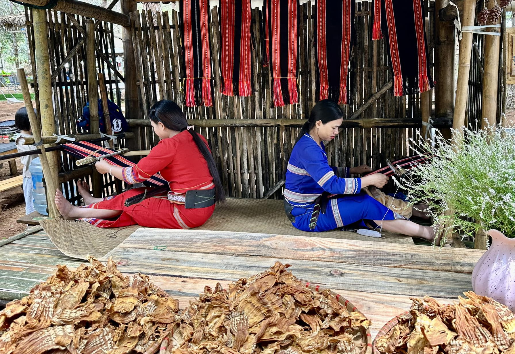 Hít hà không khí ấm cúng ở chợ phiên trên cao nguyên Măng Đen - Ảnh 3.