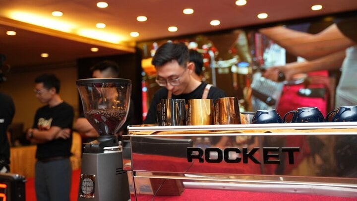 Thí sinh VCC 2023 đang thi đấu với máy Espresso cung cấp bởi Lý Gia Viên.