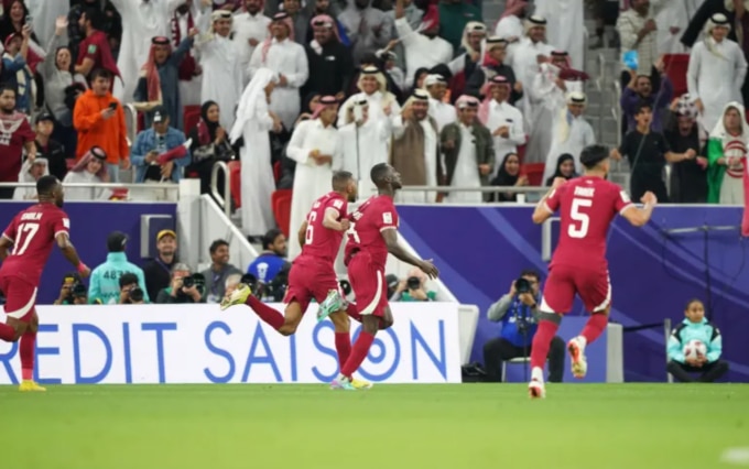 Almoez Ali vui mừng sau khi ghi bàn ấn định tỷ số 3-2 cho Qatar. Ảnh: Al Jazeera