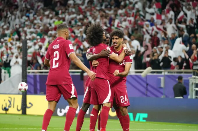 Cầu thủ Qatar chia vui sau bàn gỡ hòa 1-1 của Gaber (số 24). Ảnh: Al Jazeera