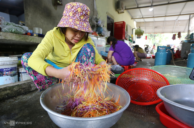 Người dân làng Châu Lâu chế biến món ăn. Ảnh: Đắc Thành