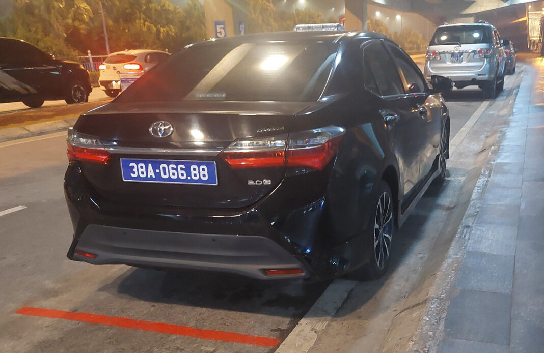 Xe biển xanh đón con gái Chủ tịch Hội Phụ nữ tại sân bay