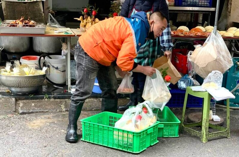 Các tiểu thương ở chợ Hàng Bè luôn bận rộn. Nhiều người cho biết năm nay lượng khách quen đặt đồ online chiếm phần nhiều. Ảnh: Thu Thuỷ. 