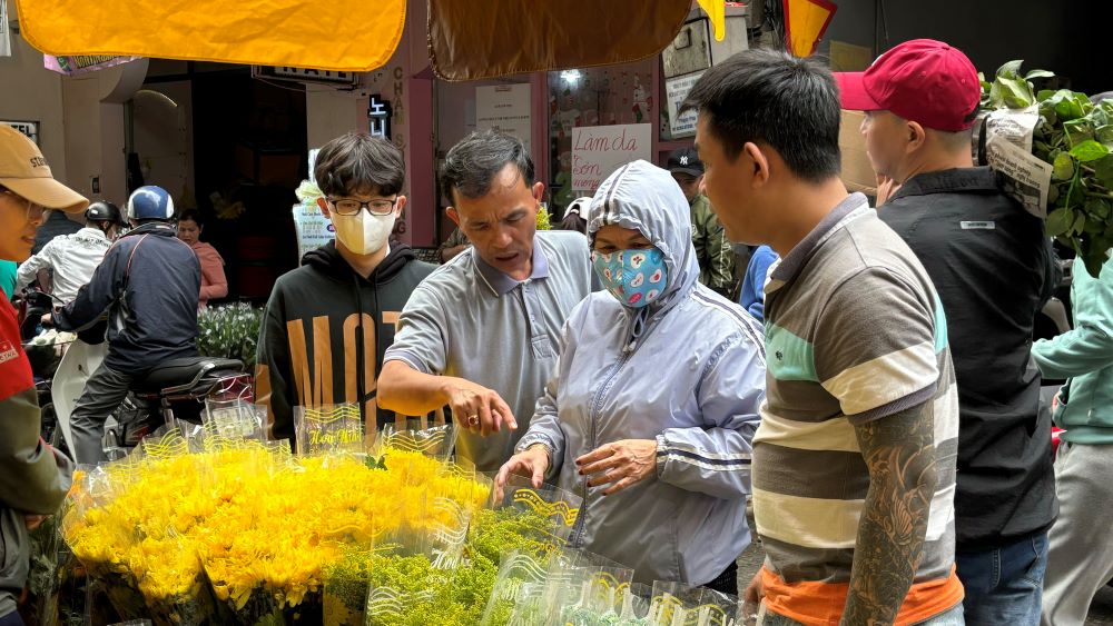 Mẫu mã hoa đa dạng, giá cả có tăng nhưng không đáng kể. Ảnh: Trần Thi