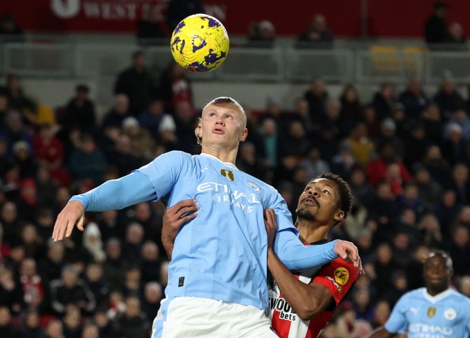 Haaland tranh bóng ở trận Man City thắng 3-1 trên sân Brentford hôm 6/2. Ảnh: Reuters