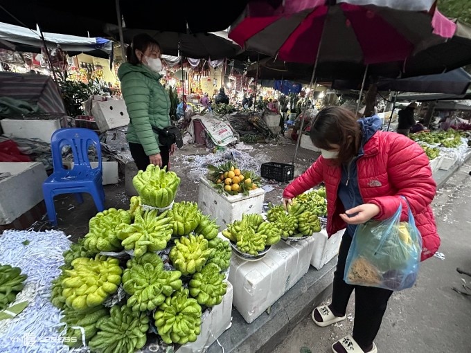 Trái cây bày mâm ngũ quả bày bán tại chợ Hà Đông (Hà Đông, Hà Nội) chiều 28 Tết. Ảnh: Anh Minh.