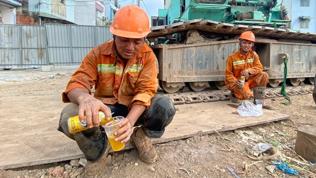 Chân lấm tay bùn trên công trường tuyến kênh dài nhất TP.HCM ngày Tết- Ảnh 8.