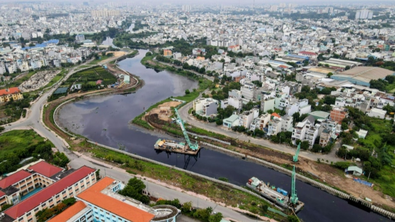 Chân lấm tay bùn trên công trường tuyến kênh dài nhất TP.HCM ngày Tết- Ảnh 9.