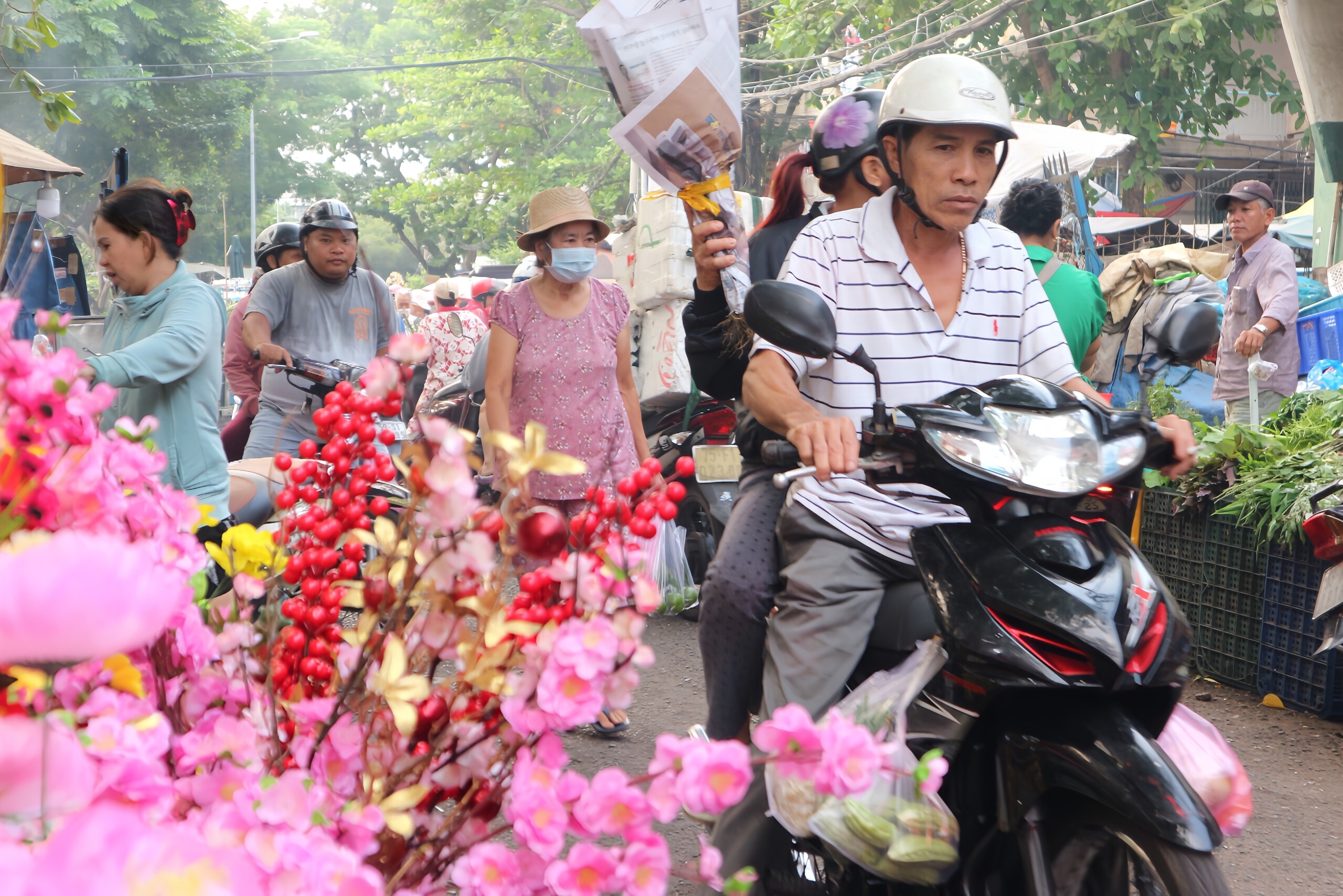 TP.HCM: Chợ Tết ngày 30 Tết nhộn nhịp, trái cây mâm ngũ quả đắt hàng- Ảnh 3.