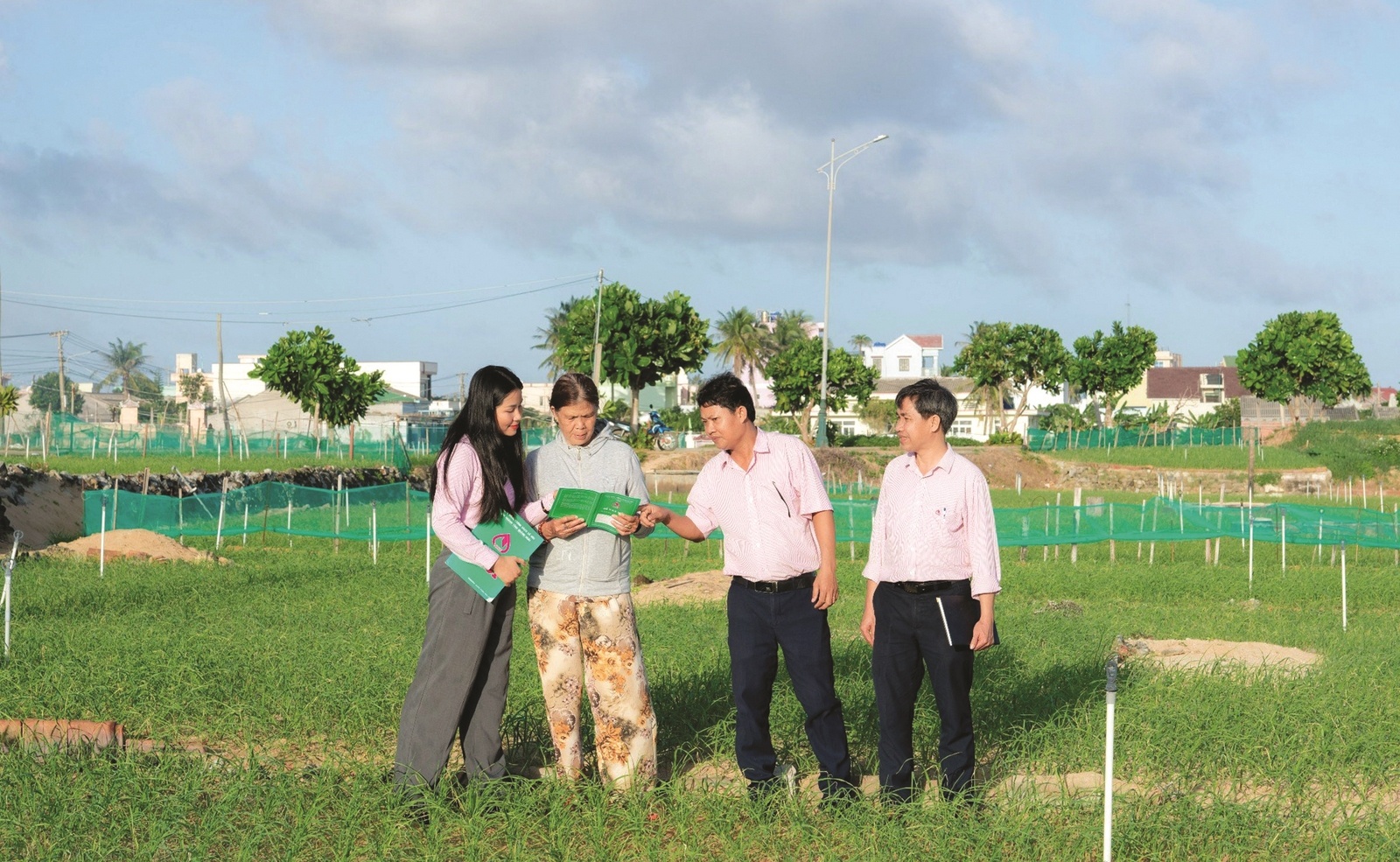 Cán bộ tín dụng luôn sát cánh cùng người dân