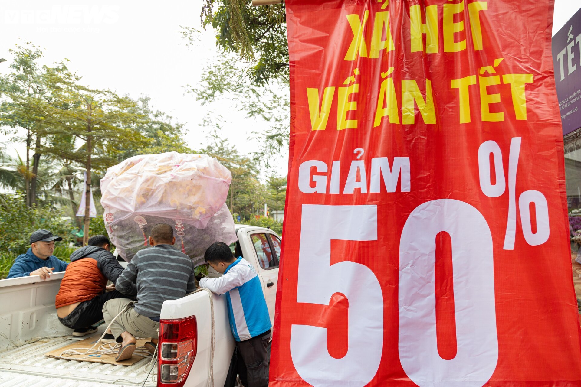 Hạ giá kịch sàn vẫn ế, tiểu thương Hà Nội ngậm ngùi chặt đào về quê đón Tết - 17