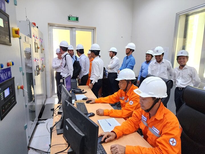 Giây phút phát điện hòa lưới 4 tổ máy 1.600 kW.