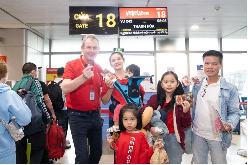 Phó Tổng giám đốc vận hành Vietjet Micheal Hickey gửi những lời chúc tốt lành tới khách hàng trong ngày Mùng 1 Tết.