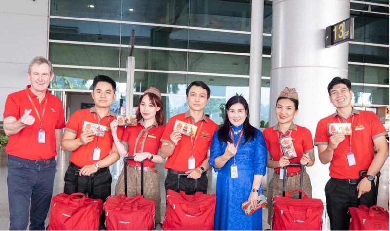 Các khách hàng và phi hành đoàn Vietjet nhận những món quà lì xì may mắn từ Phó Tổng giám đốc vận hành Vietjet Micheal Hickey và Phó Tổng giám đốc Hồ Ngọc Yến Phương.