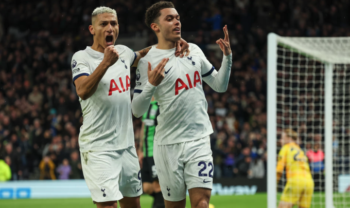 Richarlison chia vui với Johnson sau khi Tottenham nâng tỷ số lên 2-1. Ảnh: AP