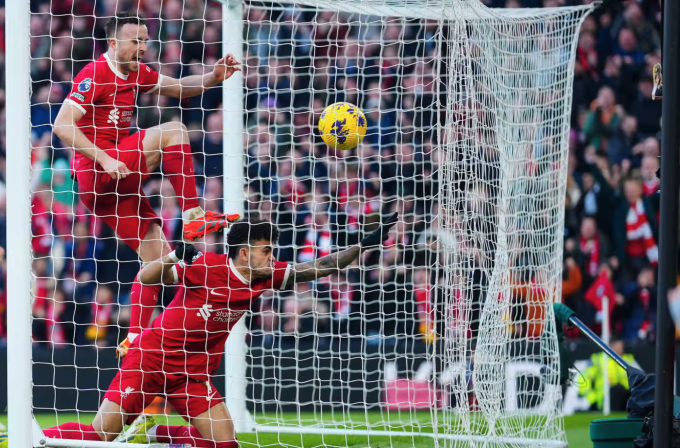 Diaz đấm vào lưới Burnley để chia vui với CĐV sau khi nâng tỷ số lên 2-1 cho Liverpool. Ảnh: AP