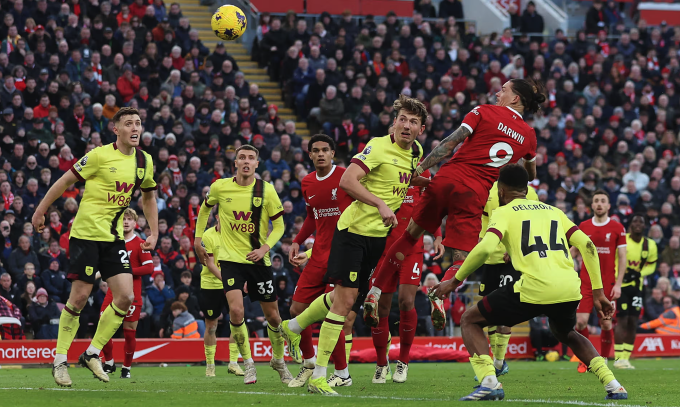 Nunez đánh đầu ghi bàn, ấn định chiến thắng 3-1 cho Liverpool trước Burnley. Ảnh: Reuters