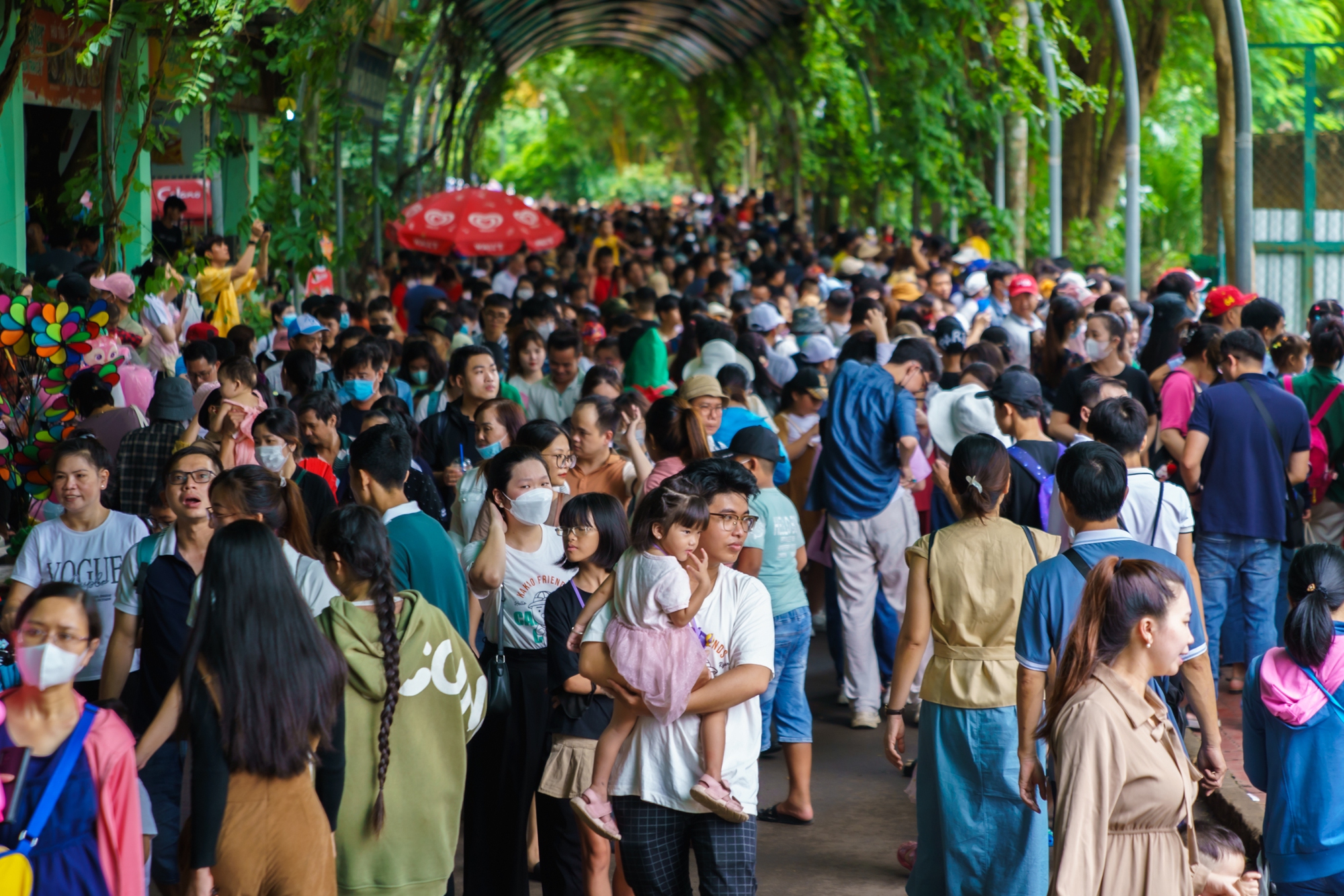 'Biển người' đổ về Thảo Cầm Viên ngày Quốc khánh - Ảnh 4.