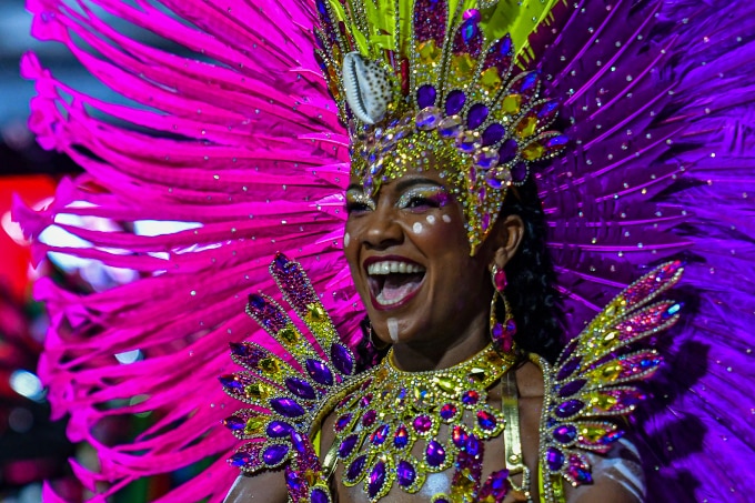 Vũ công samba nhảy múa tại lễ hội carnival ở Rio de Janeiro, Brazil, ngày 10/2. Ảnh: Reuters