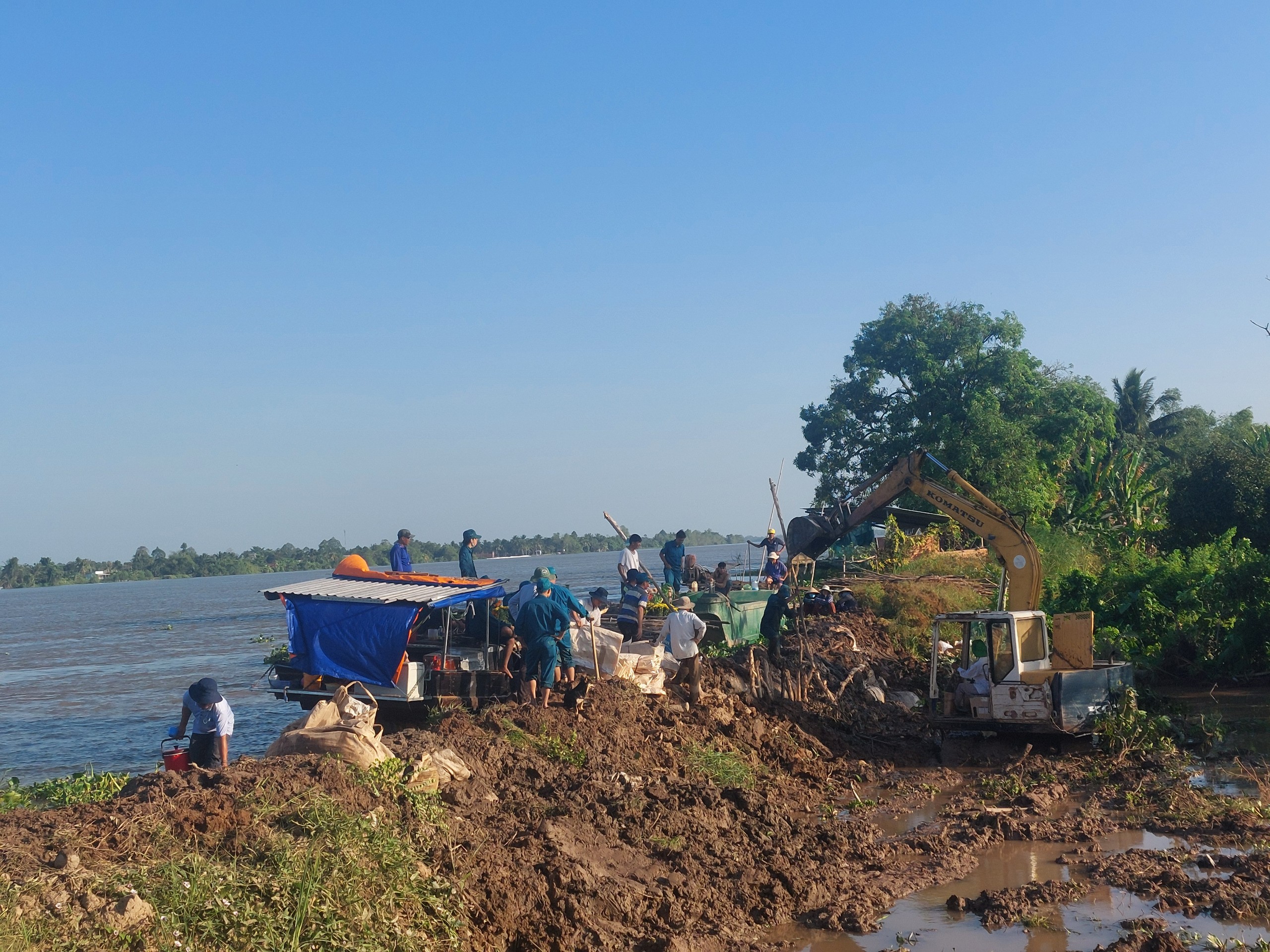 Vĩnh Long: Gia cố đoạn đê bao sông Cổ Chiên sạt lở, bảo vệ người dân cồn Thanh Long- Ảnh 3.