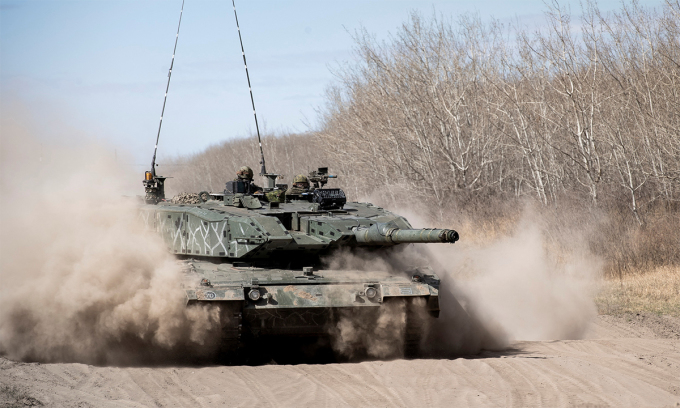 Xe tăng Leopard 2A4 Canada diễn tập tại Wainwright, Alberta tháng 4/2021. Ảnh: Reuters