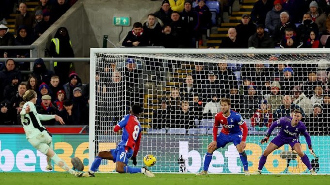 Bàn nâng tỷ số lên 2-1 của Gallagher vào lưới Crystal Palace. Ảnh: Reuters.