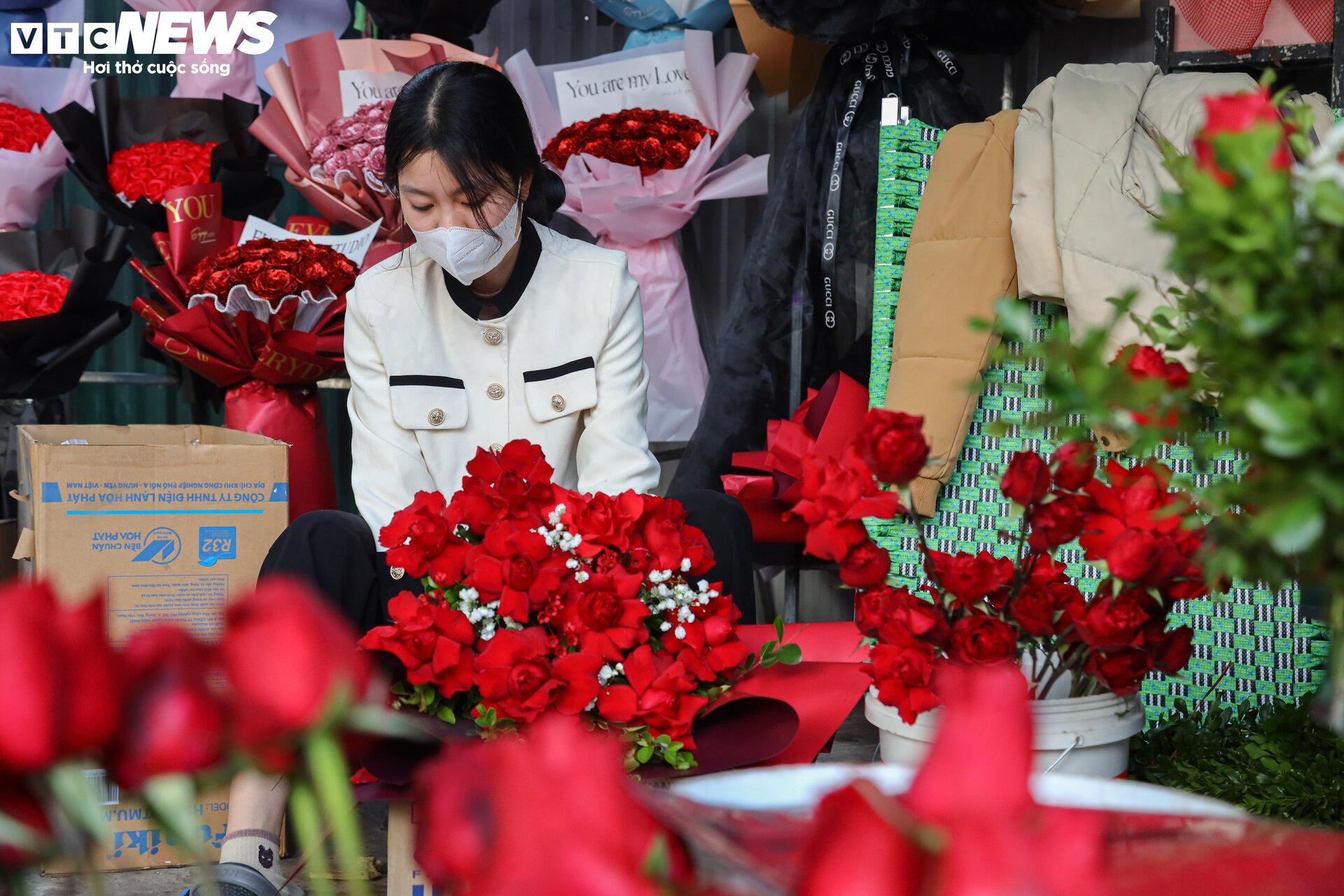 Trùng ngày nghỉ Tết, thị trường Valentine ảm đạm, ngóng khách mua - 4