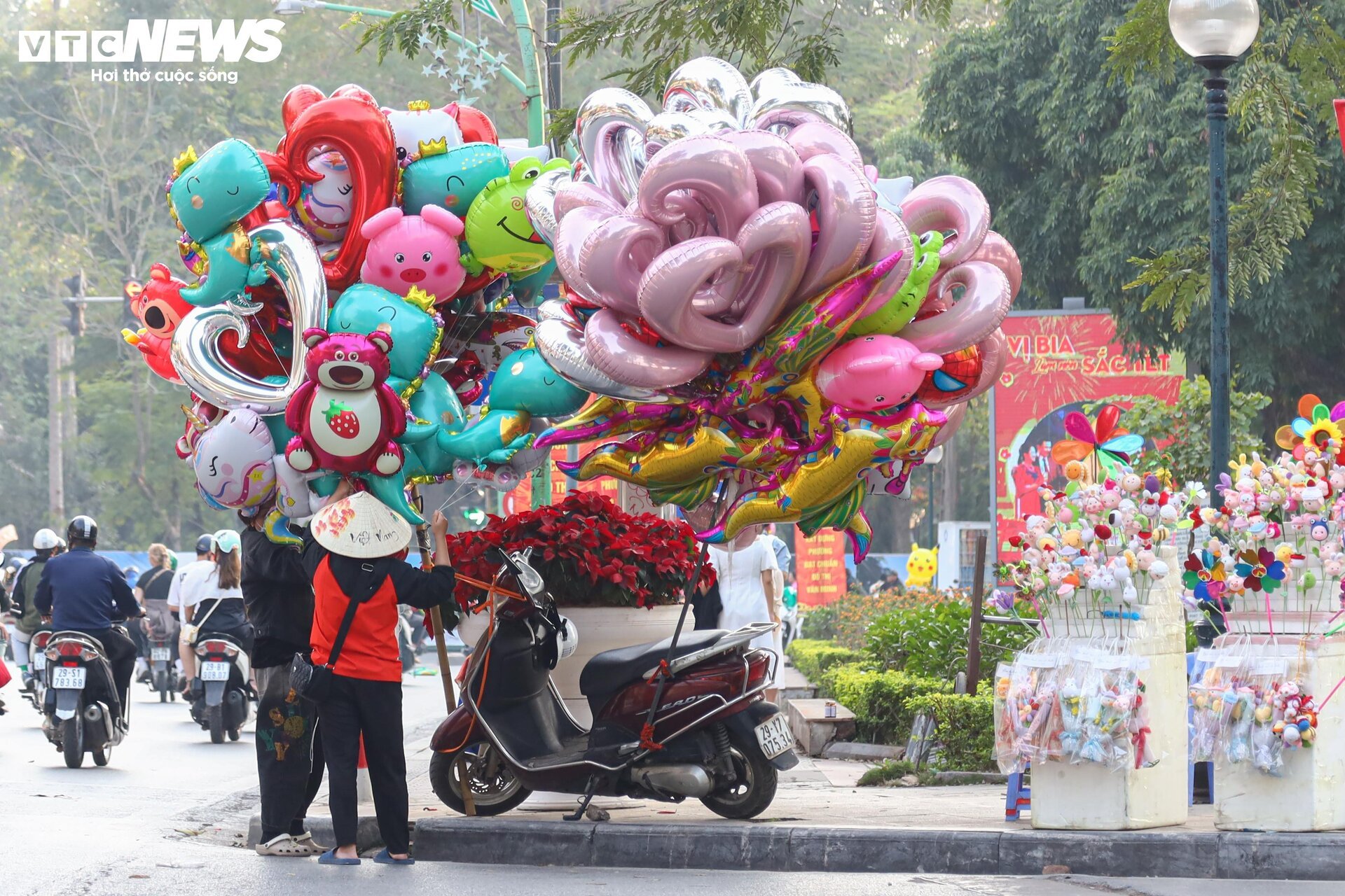 Trùng ngày nghỉ Tết, thị trường Valentine ảm đạm, ngóng khách mua - 11