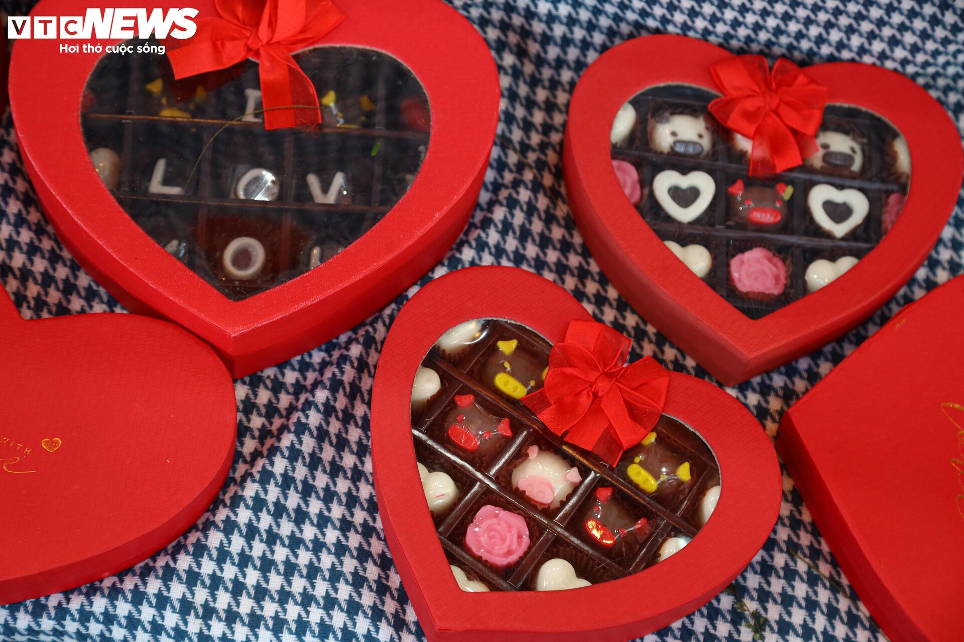 Trùng ngày nghỉ Tết, thị trường Valentine ảm đạm, ngóng khách mua - 14