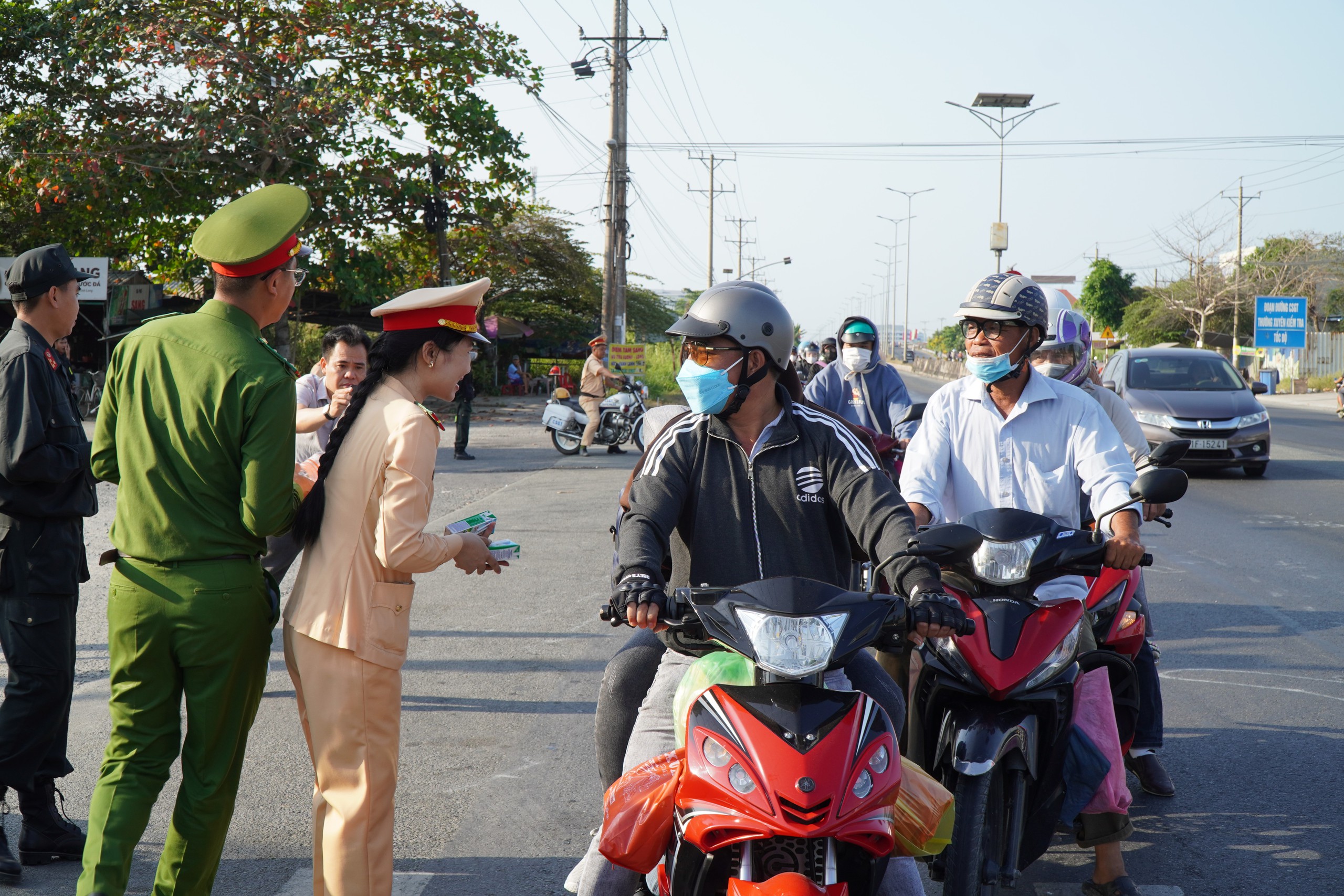 Người dân bất ngờ vì chốt kiểm soát giao thông thành điểm phát nước suối và sữa- Ảnh 2.