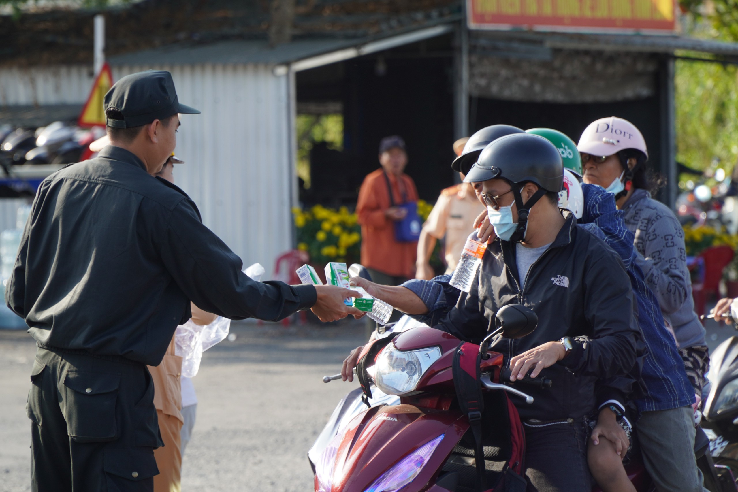 Người dân bất ngờ vì chốt kiểm soát giao thông thành điểm phát nước suối và sữa- Ảnh 5.