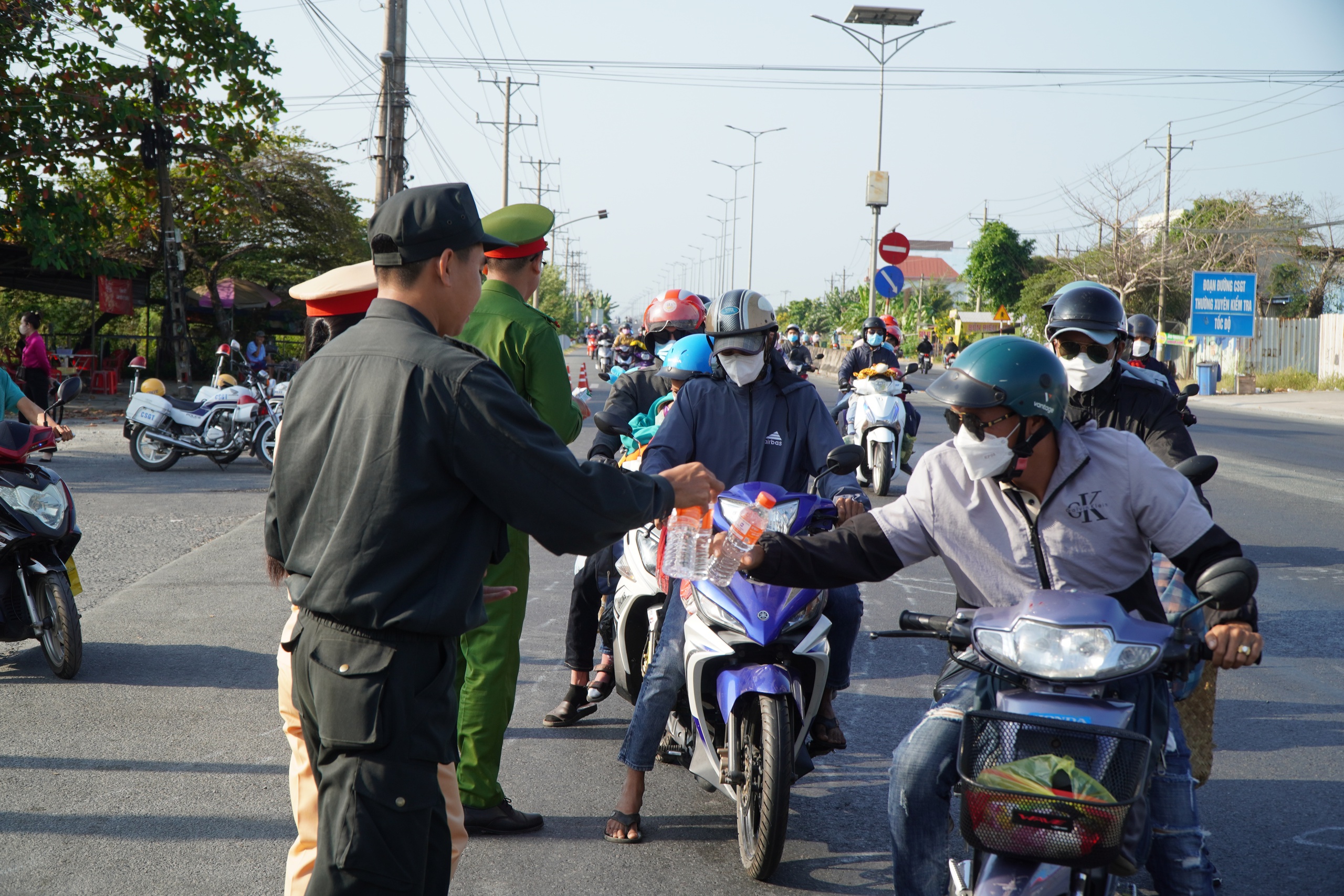 Người dân bất ngờ vì chốt kiểm soát giao thông thành điểm phát nước suối và sữa- Ảnh 6.