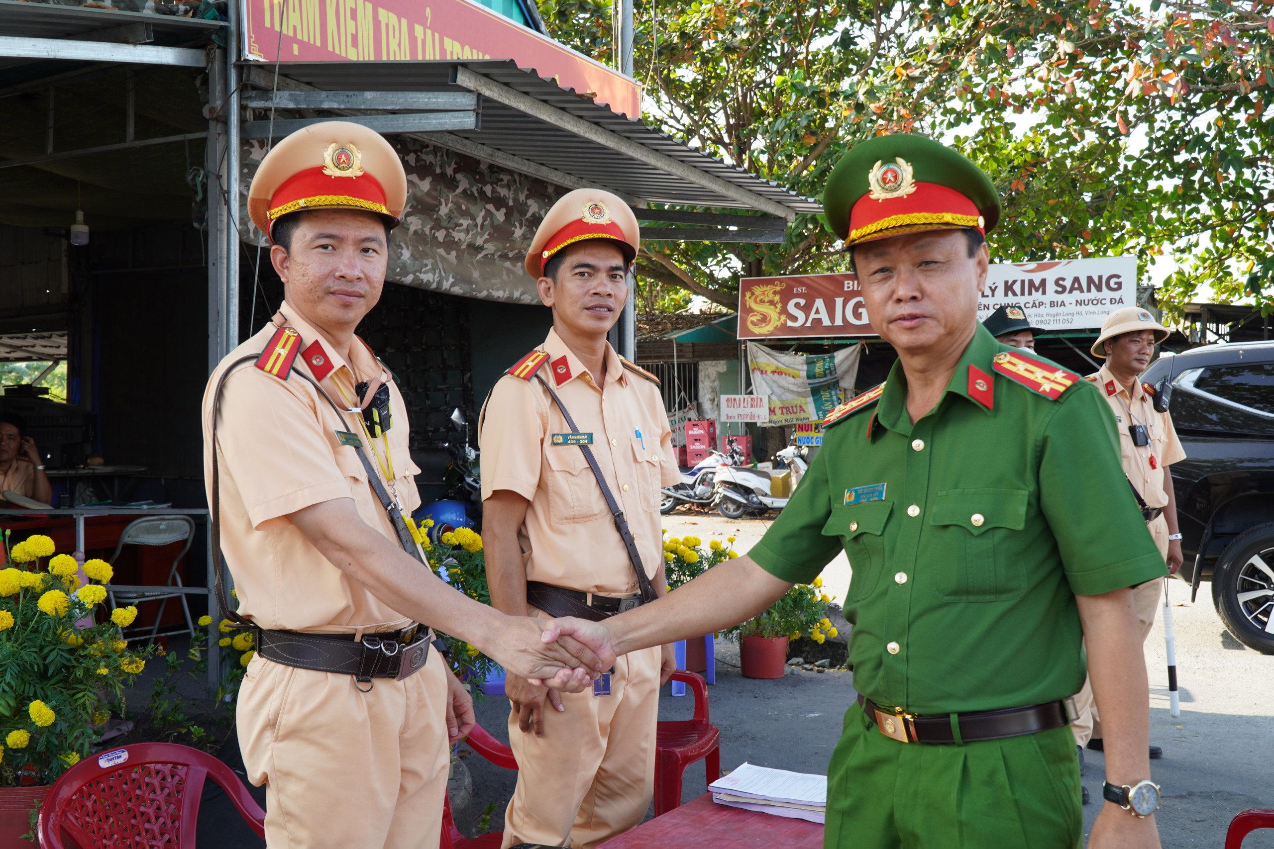 Người dân bất ngờ vì chốt kiểm soát giao thông thành điểm phát nước suối và sữa- Ảnh 7.